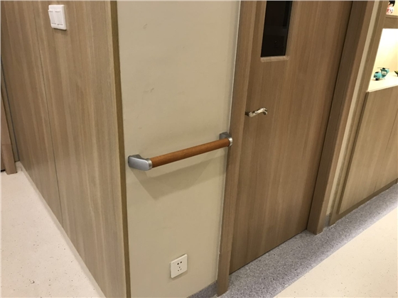 西安醫院走道扶手.jpg