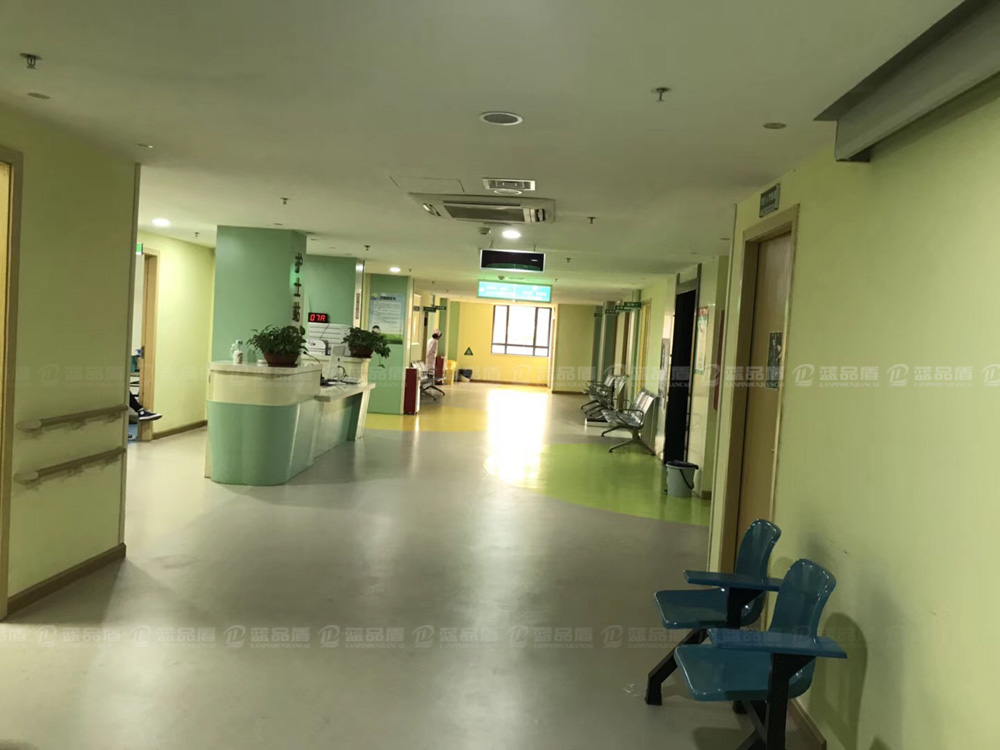 社區醫院走廊扶手1.jpg