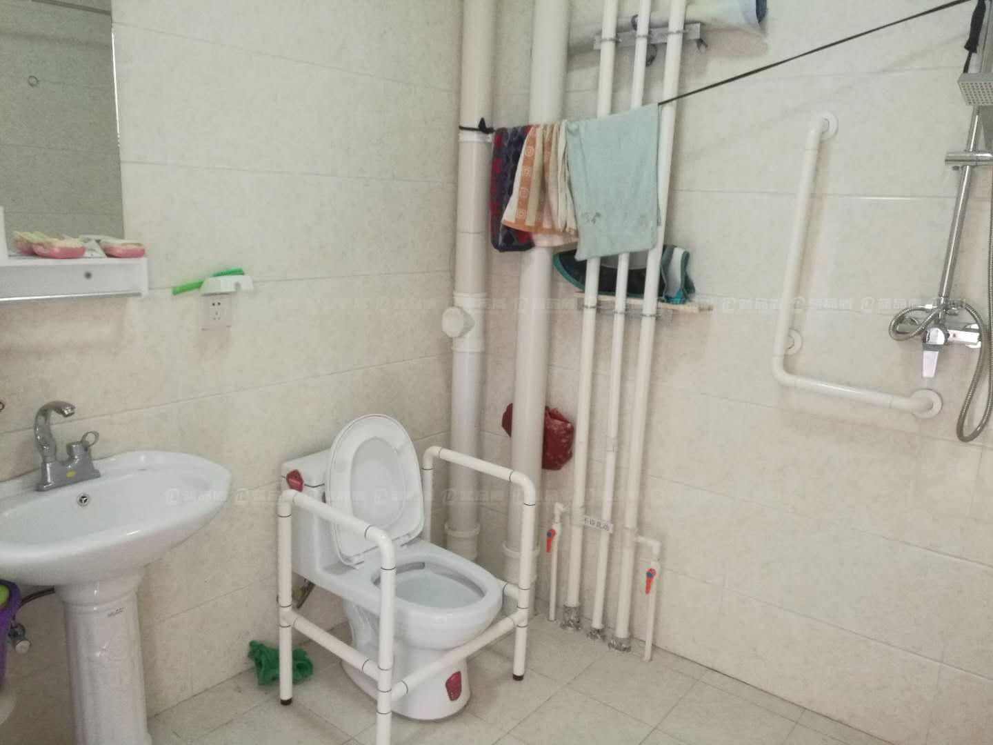 養老中心馬桶扶手1.jpg
