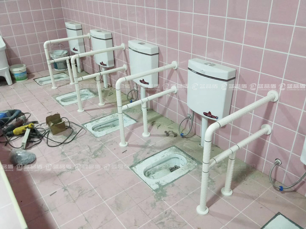 幼兒園衛生間蹲坑小扶手.jpg