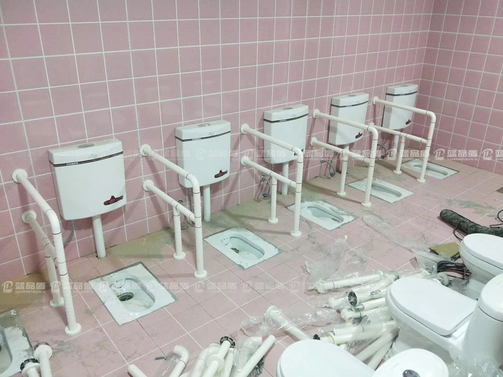 幼兒園衛生間蹲坑小扶手.jpg